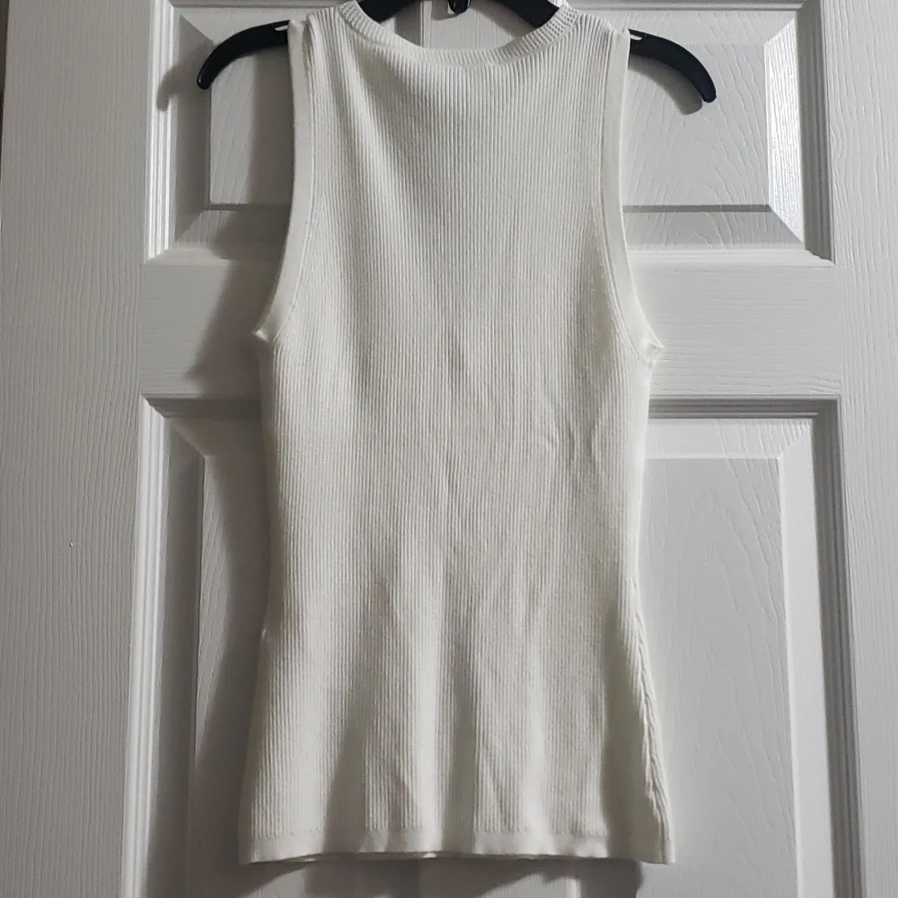 NWT White House Black Market Button Front White Tank Size Small - Picture 9 of 10